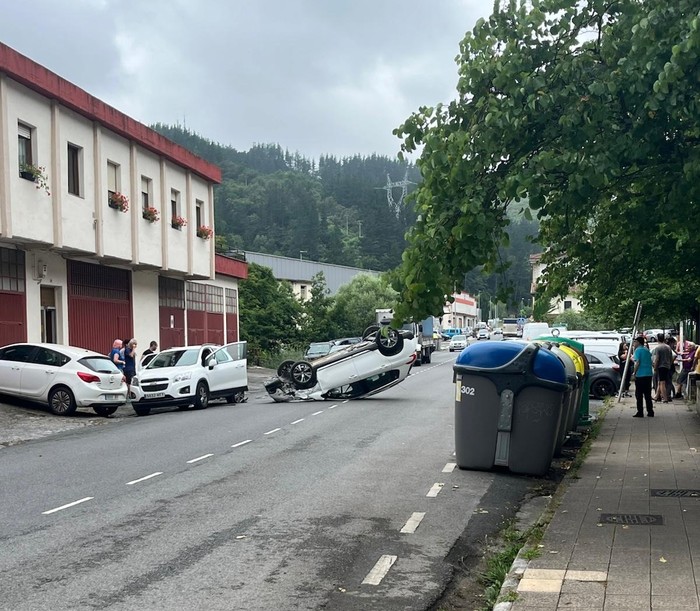 Aranburuzabala kalean auto bat iraulita