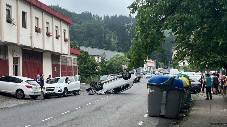 Aranburuzabala kalean auto bat iraulita