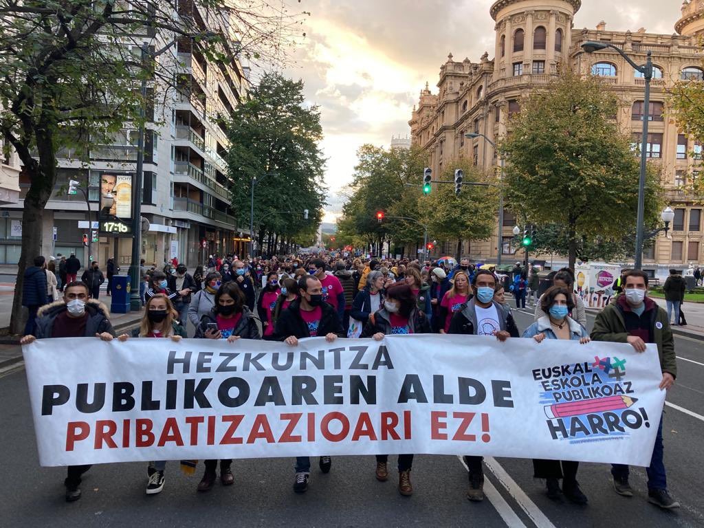 Herritar ugari bildu ziren Bilbon hezkuntza publikoaren aldeko manifestazioan