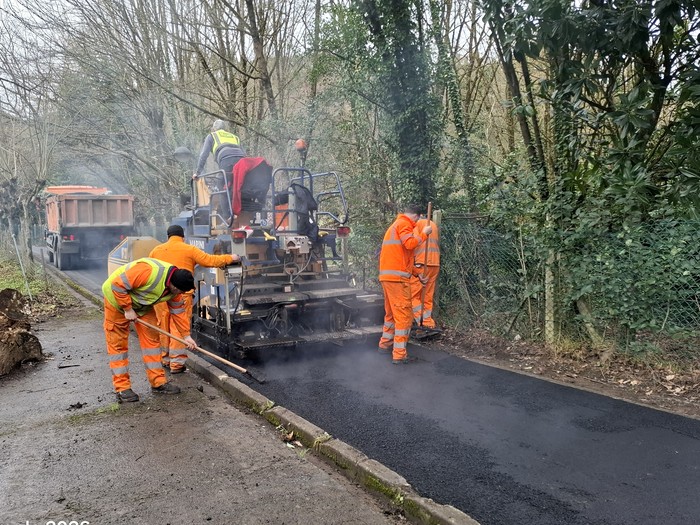 Asfaltatze lanak aurrera Garagartzan, eta bide alternatiboa Arteagarako