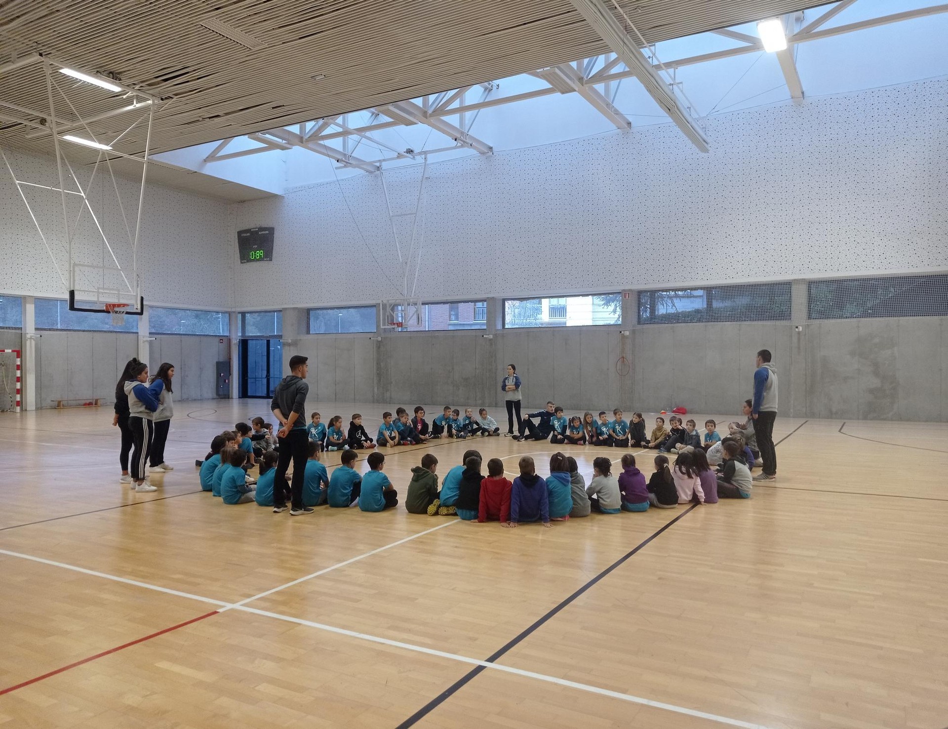 Zapatu honetan igeriketa eta boleibol topaketak