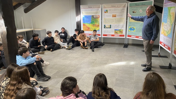 Arizmendi Ikastolako Gaztelupeko DBHko laugarren mailako ikasleak Kulturateko 'Habitat' erakusketan izan dira