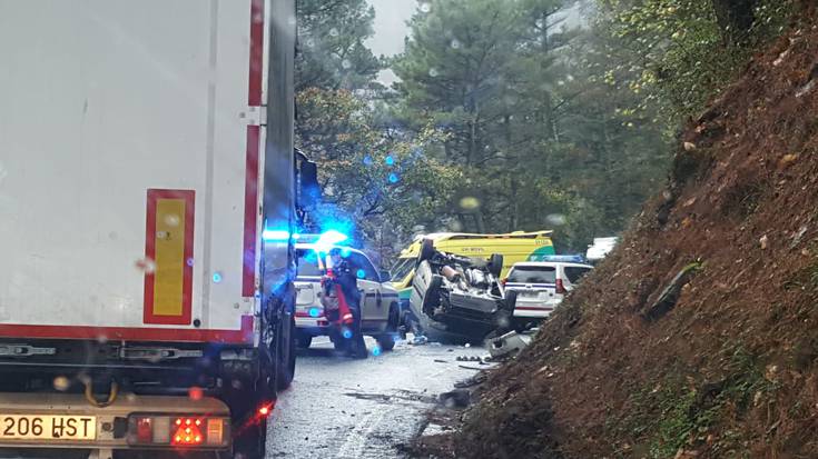 Auto bat irauli da Oñatira bidean eta gidaria zaurituta eraman dute