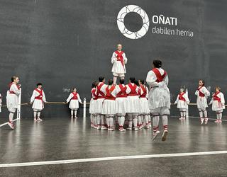 250 dantzari eta musikari elkartu dira Debagoieneko Helduen Dantzari Egunean