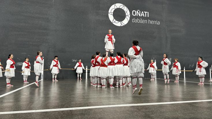 250 dantzari eta musikari elkartu dira Debagoieneko Helduen Dantzari Egunean