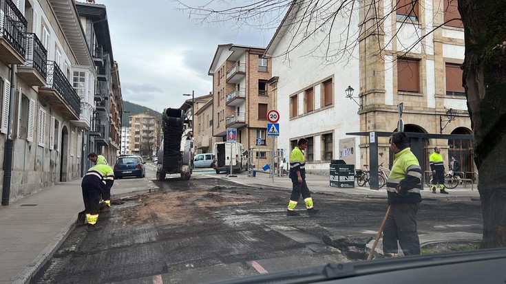 Herriko hainbat kale asfaltatzen ari dira egunotan