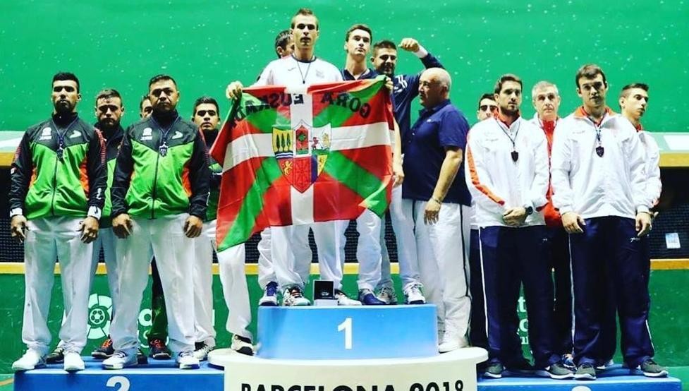Izaskun Bilbaok Bruselan salatu du Bixintxo Bilbao pilotariari Ikurrina erakusteagatik ezarri zaion isuna