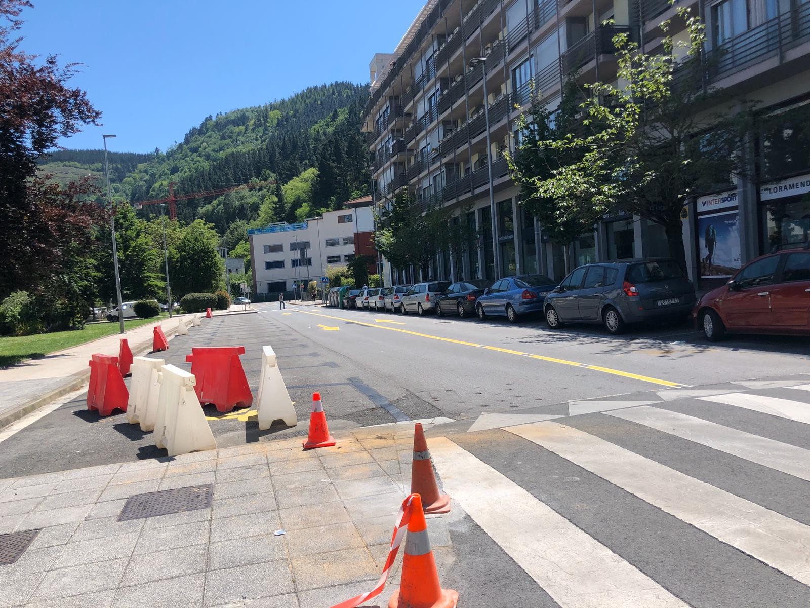 Oinezkoen mugikortasuna errazteko eta segurtasun tarteak bermatzeko neurriak hartu dituzte Arrasaten