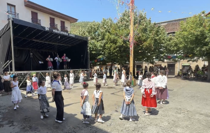 Euskal dantzak ikasteko matrikula zabaldu du Gorosarri Dantza Taldeak