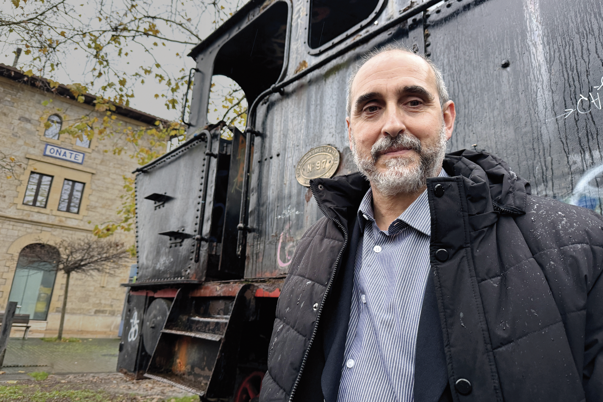 Juanjo Olaizola: "Garai hartako modernitateak hil zuen Vasco-Navarro trena"