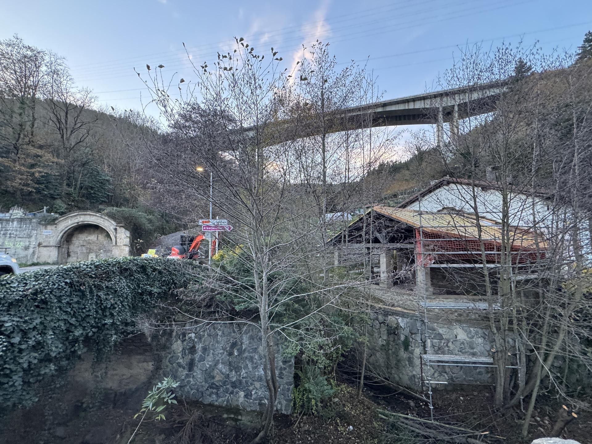Alberjazarreko teilatua konpontzen ari dira