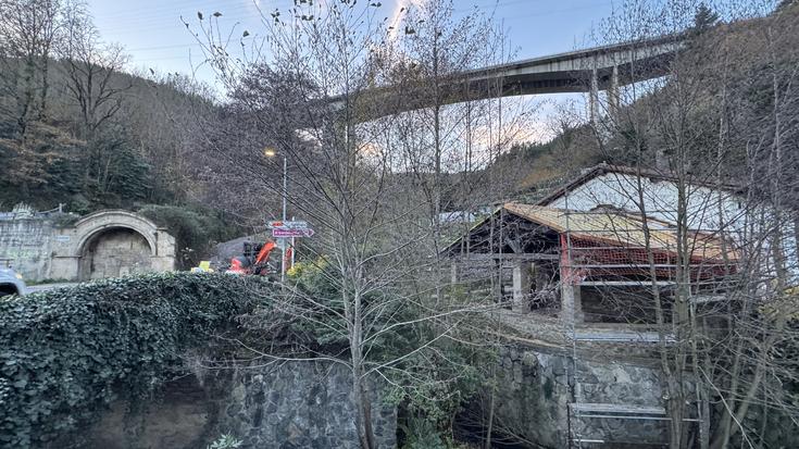 Alberjazarreko teilatua konpontzen ari dira