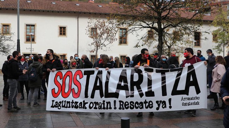 Laguntza behar dutela aldarrikatzeko, manifestazioa egin dute ostalariek