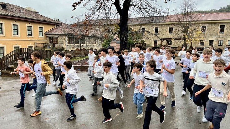 Leuzemia duten umeei elkartasuna adierazteko antxintxika egin dute Bergarako Mariaren Lagundiakoek