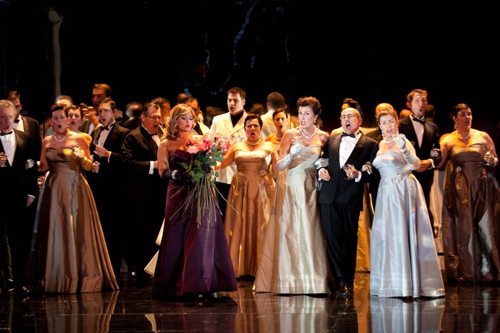 'La Traviata' operarako sarrera bikoitzak, Ibai-arteren eskutik