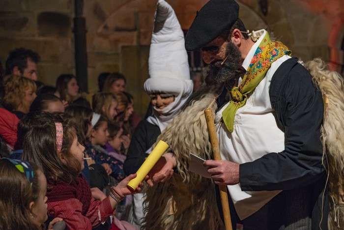 Olentzeroren eta Mari Domingiren jaitsiera