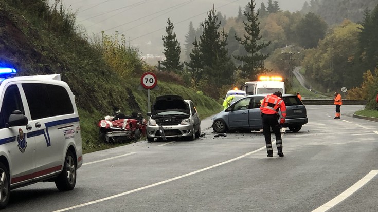 Hiru autoren arteko istripua, Arrasate eta Aretxabaleta arteko saihesbidean