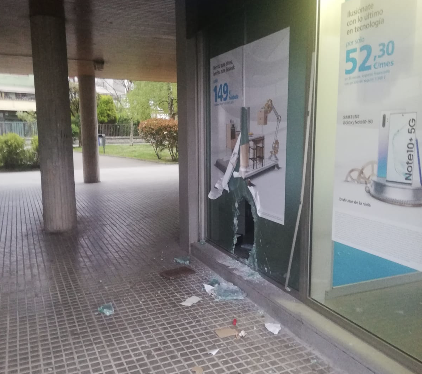 Caixabank-en lapurrak sartu dira bulegoko kristala apurtuta