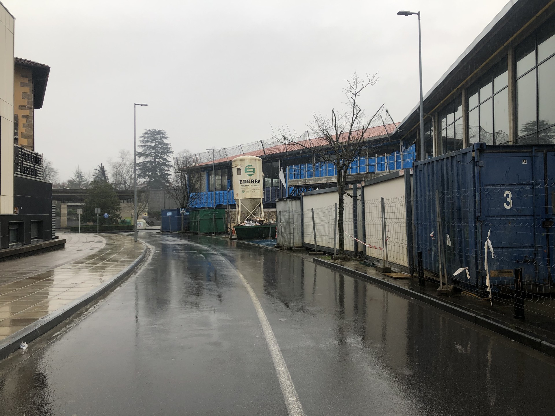Kiroldegi aurreko errepide zatia itxita egongo da ibilgailuendako gaur eta bihar