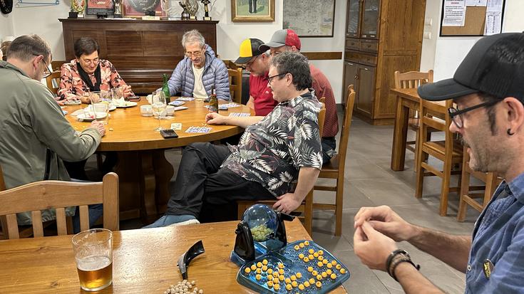 Bingoan jokatzeko elkartu dira bibotedunak