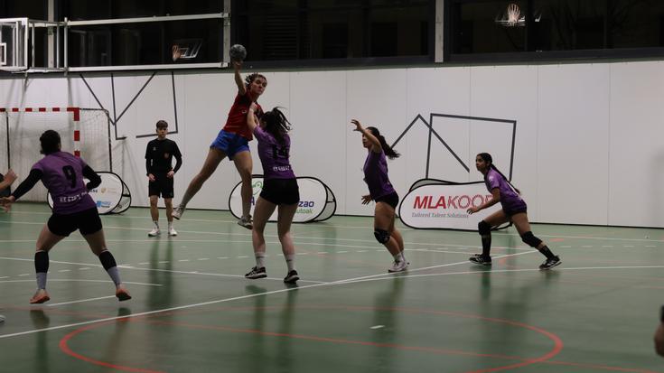 Sufrituta irabazi du urteko azkena Construcciones Ugarte Aloña Mendik: 21-17