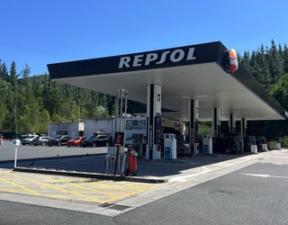 Karga elektriko azkarreko harguneak, Arrasaten eta Eskoriatzan