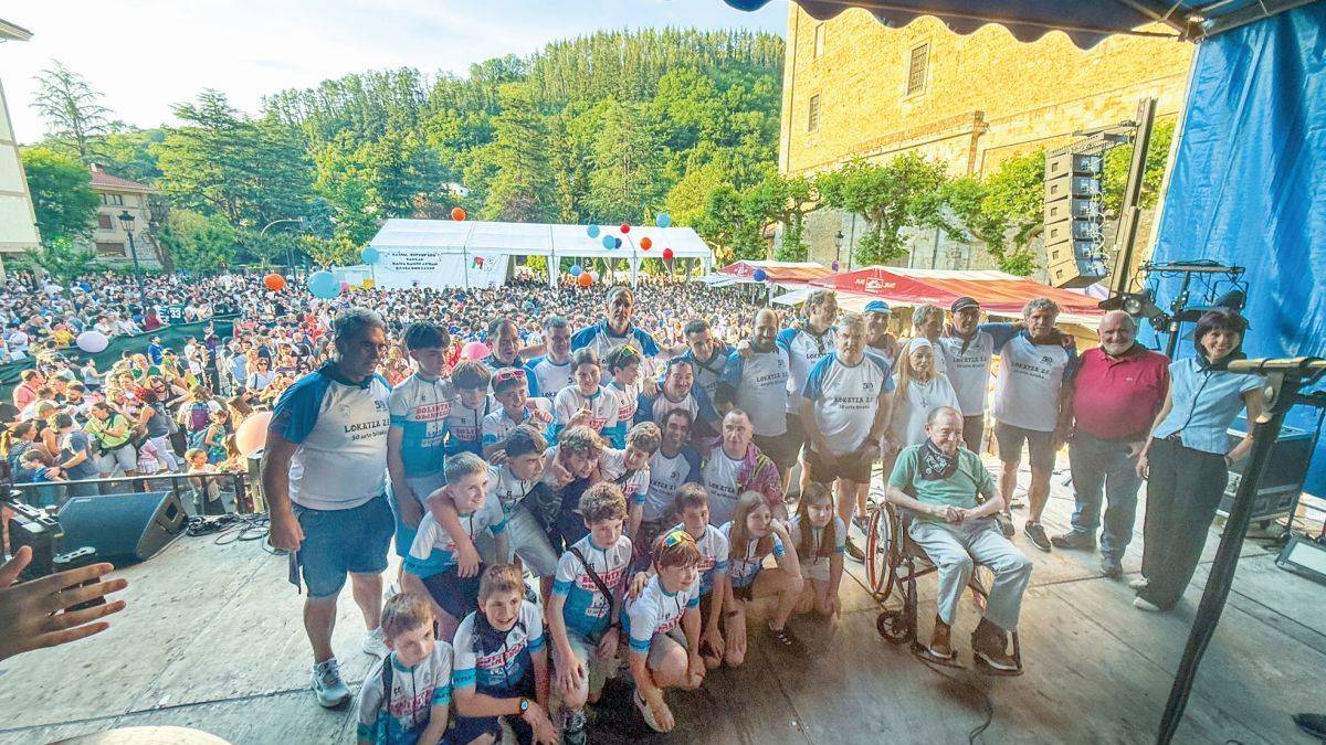 Plaza barik, lekualdaketekin eta beroarekin, esentziari eutsi diote jaiek