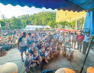 Plaza barik, lekualdaketekin eta beroarekin, esentziari eutsi diote jaiek