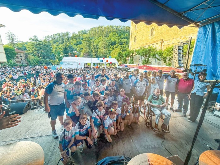 Plaza barik, lekualdaketekin eta beroarekin, esentziari eutsi diote jaiek