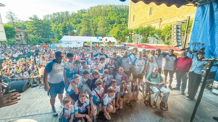 Plaza barik, lekualdaketekin eta beroarekin, esentziari eutsi diote jaiek