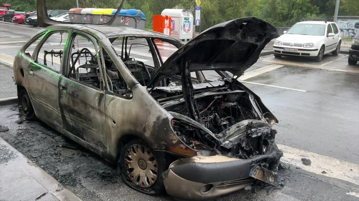 Auto bat kiskali da San Antonio kalean, matxura batek eragindako sutean