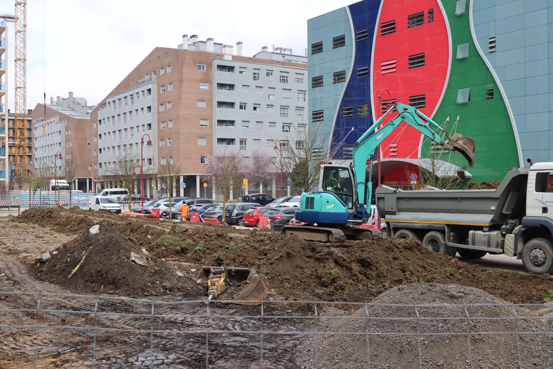 Hasi dituzte 42 plazako aparkalekua egiteko lanak