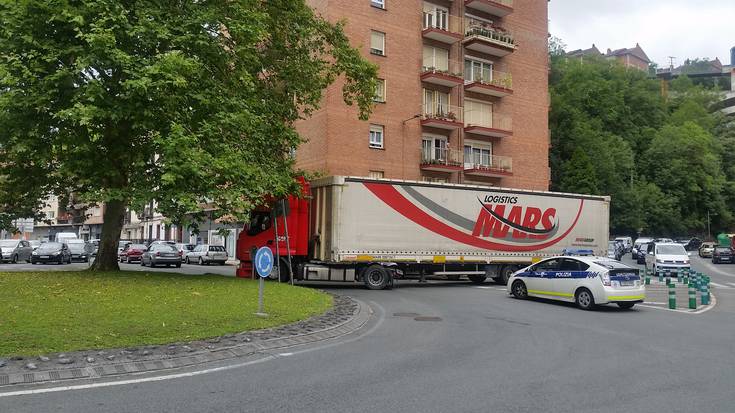 Kamioi bat auto ilarak sortzen ari da Muzibarreko biribilgunean