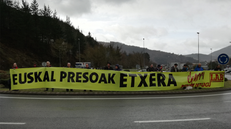 Elkarretaratzea egin du LABek euskal preso eta iheslarien etxeratzea eskatzeko