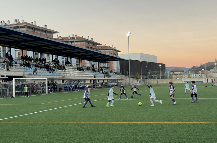 Martxan da futbol eskolen arteko Bixente Etxeandia torneoa Aretxabaletan