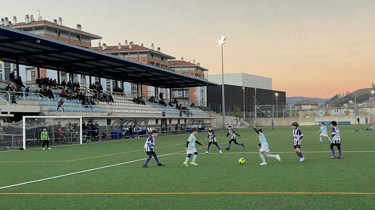 Martxan da futbol eskolen arteko Bixente Etxeandia torneoa Aretxabaletan