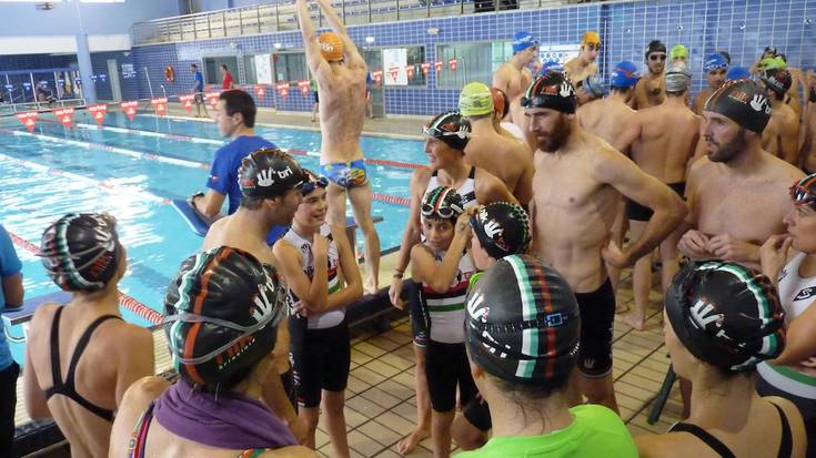 Gipuzkoako zortzi triatloi taldeetako kideak lehian ibili dira Agorrosingo igerilekuan