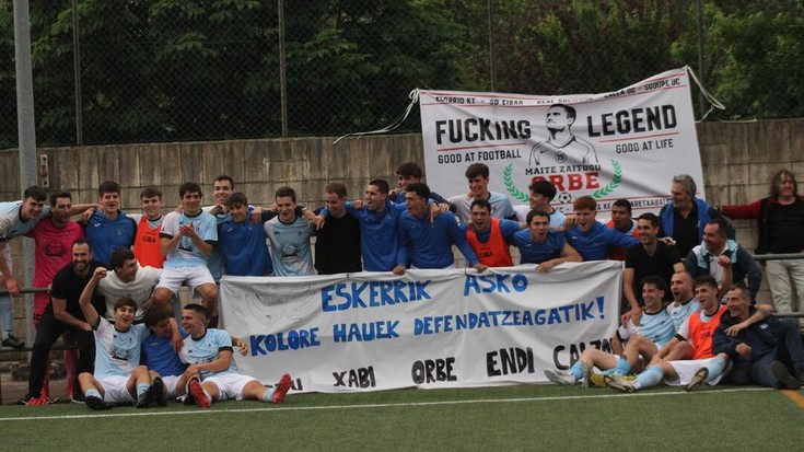 Hirugarren Mailako entrenatzaile Calzon eta hainbat jokalari agurtu dituzte UDAk eta zaleek