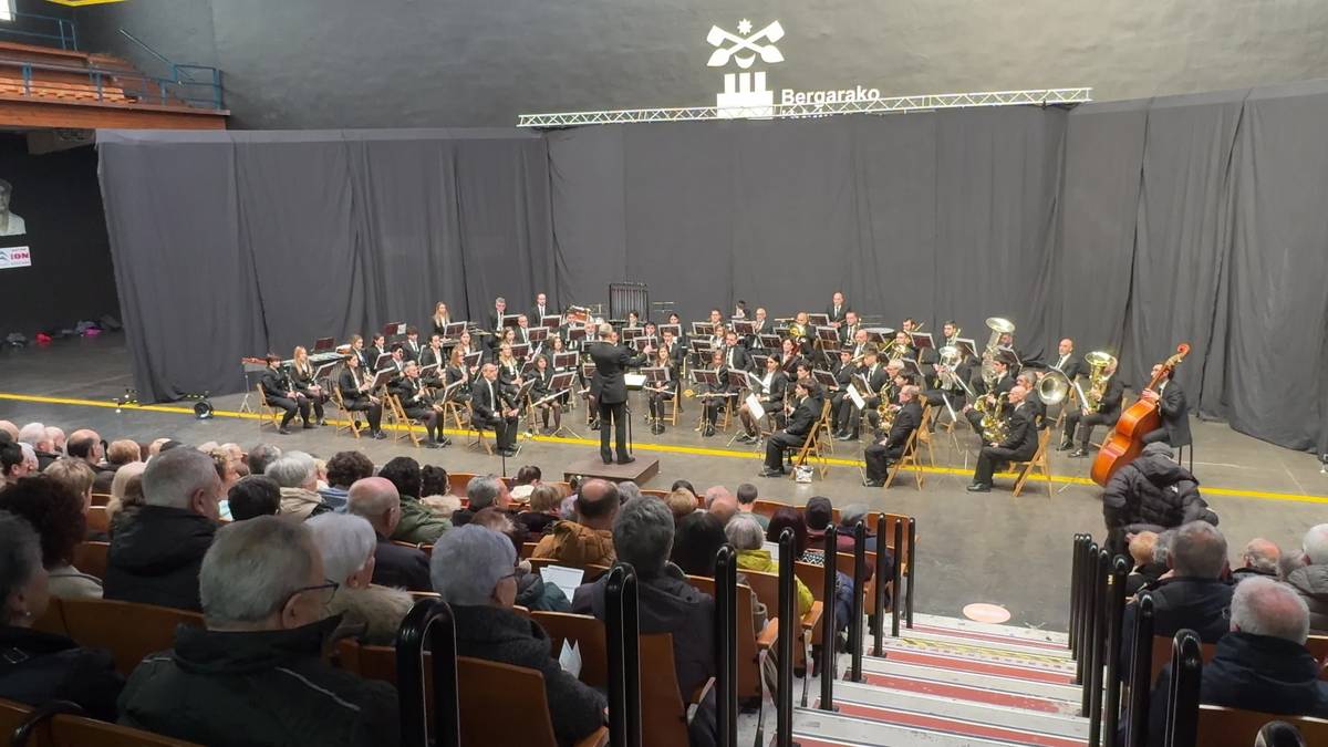Sei kantuk osatutako errepertorioa jo du Bergarako Musika Bandak