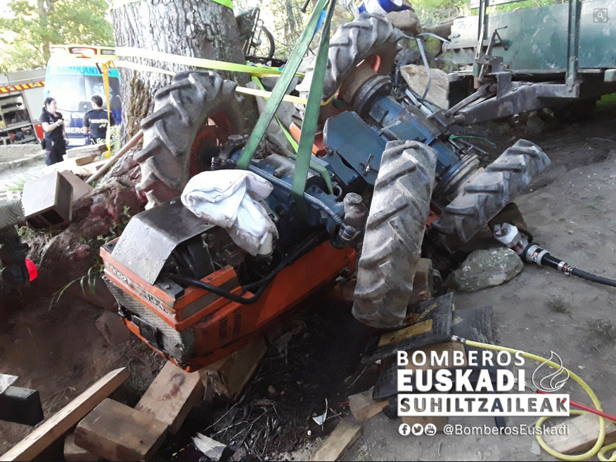 Elorregiko auzotar batek istripua izan du traktorearekin