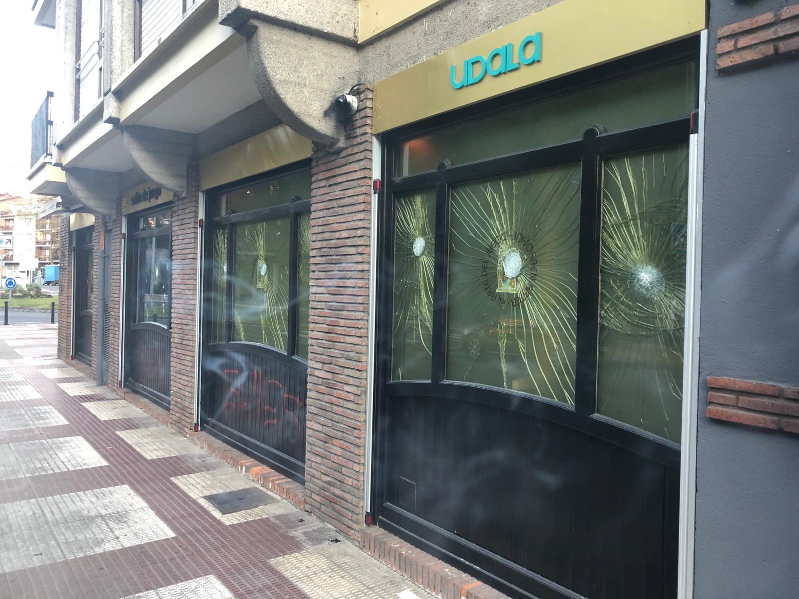 Udala joko-aretoko kristal guztiak apurtu dituzte bart gauez