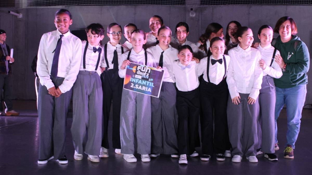 Hamargarrenez, 'Fun Dantz' jaialdiaren erritmoan egin dute dantza Aretxabaletan