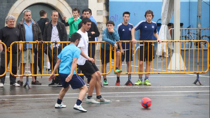 Areto futbolaren hamabi orduko jaia seminarioan 