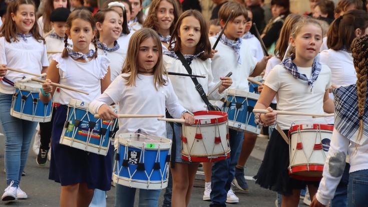 Burrunba doinuz jantzi dute bergarar txikienek herria