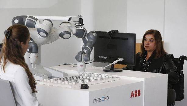 Robotak begiradaz kontrolatzeko modua garatu du Irisbond euskal enpresak