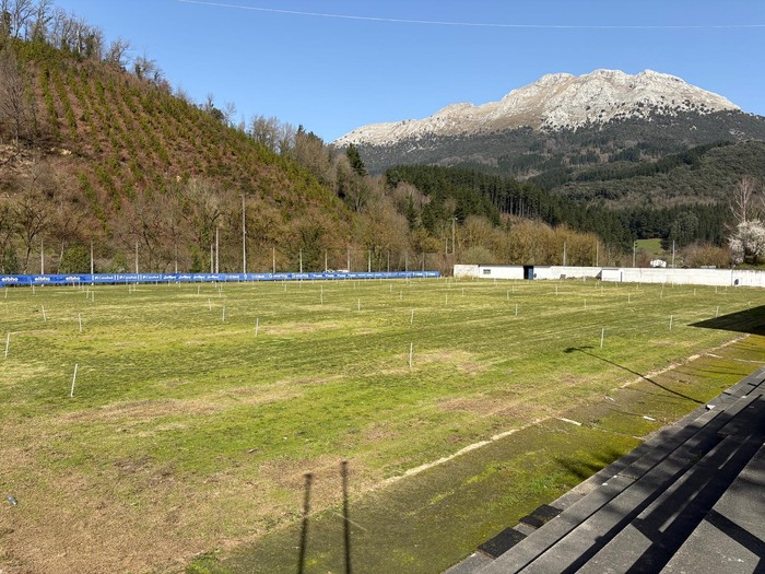 Euskadiko infantil mailako Kros Txapelketa jasotzeko prest dago Atxabalpeko zelaia