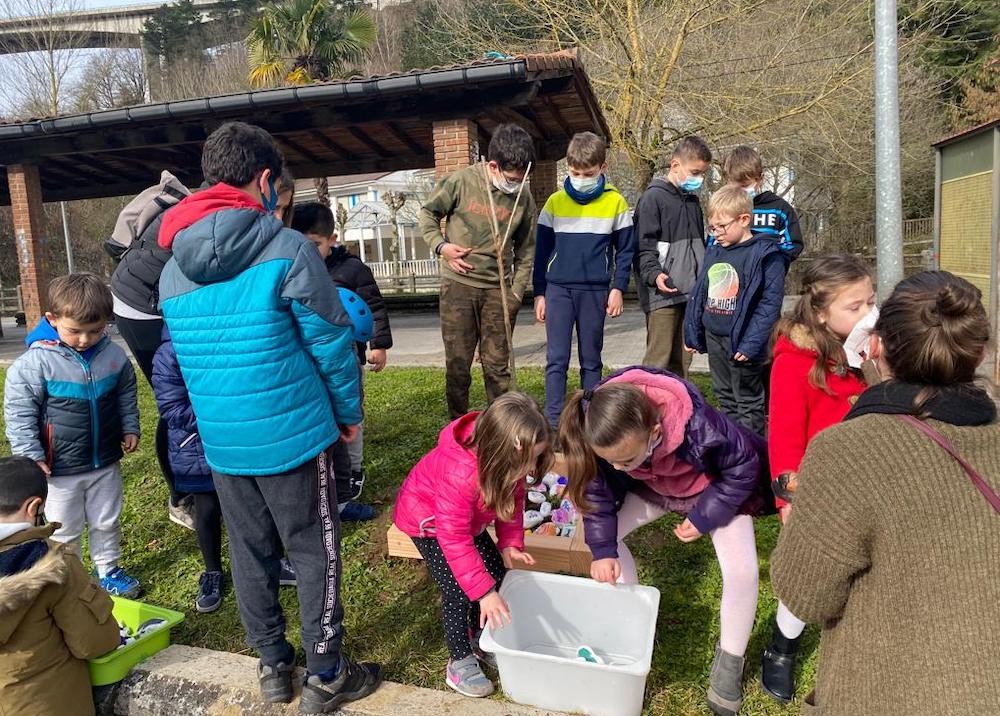 Hildakoak gogoan izateko gereziondoa landatu dute Tortolis ludotekakoek