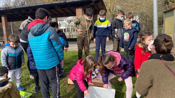 Hildakoak gogoan izateko gereziondoa landatu dute Tortolis ludotekakoek