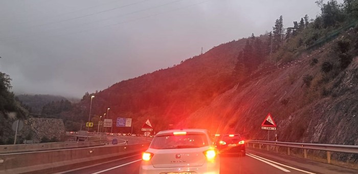 Bi ibilgailuk talka egin dute Antzuola eta Bergara arteko errepidean