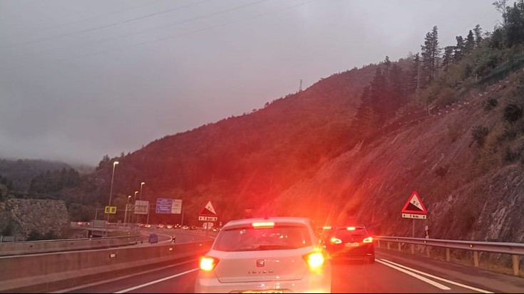 Bi ibilgailuk talka egin dute Antzuola eta Bergara arteko errepidean